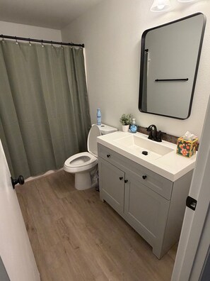 Handtücher, Seife, Shampoo, Toilettenpapier