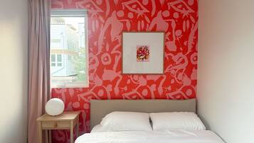 Silitysrauta/-lauta, Wi-Fi, vuodevaatteet