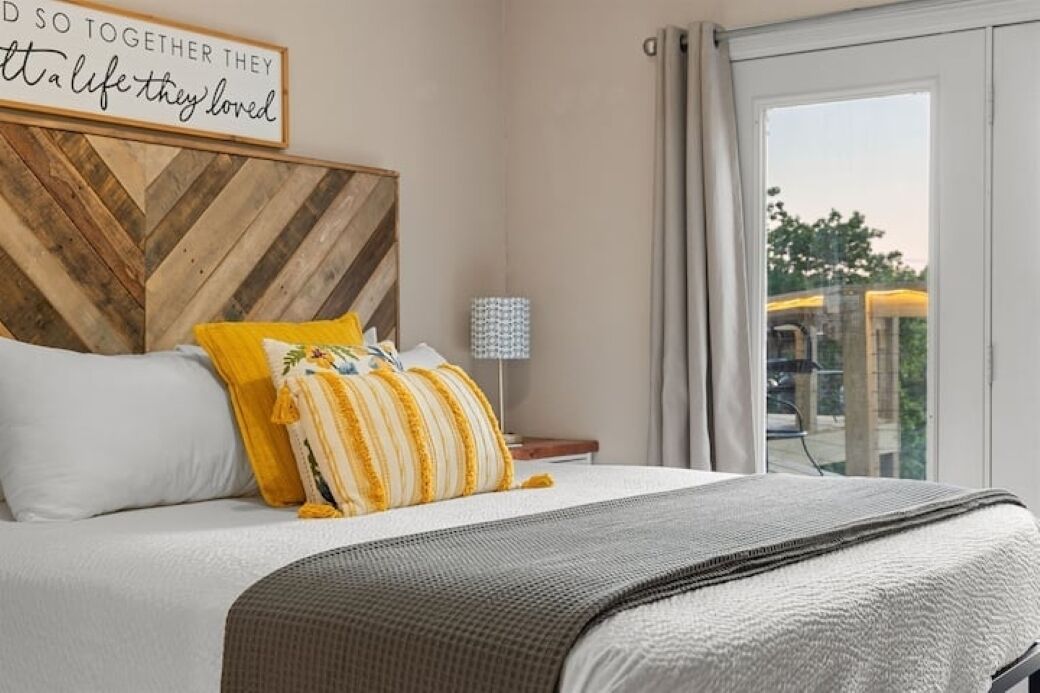 4 bedrooms, iron/ironing board, internet, bed sheets