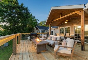 Outdoor dining - Stillwater Lodge: Private Pool and Play Resort (Omaha)
