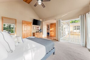 4 bedrooms, iron/ironing board, Internet, bed sheets - Stillwater Lodge: Private Pool and Play Resort (Omaha)