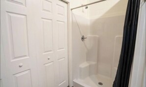 Dusche, Haartrockner, Handtücher, Seife