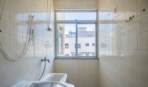 A small bathroom with a window, a bathtub, and a shower. - 2-bedroom Apt 200 m From the Beach Jsl0902 (Guarapari)