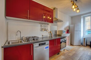 Kühlschrank, Mikrowelle, Ofen, Herdplatte