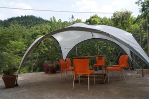 Outdoor dining - Alberg Roques Blanques (Ribes de Freser)