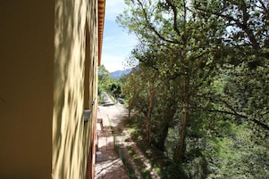 Habitación familiar, vistas a la montaña | Jardines del alojamiento