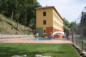 Una piscina al aire libre de temporada
