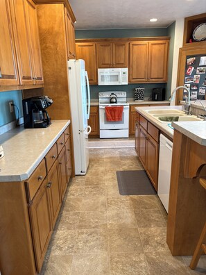 Fridge, microwave, oven, stovetop - EAA Visitors - Spacious 4-bed/2.5 Bath tranquil country home 19 miles from EAA (Omro)