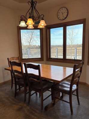 Dining - EAA Visitors - Spacious 4-bed/2.5 Bath tranquil country home 19 miles from EAA (Omro)