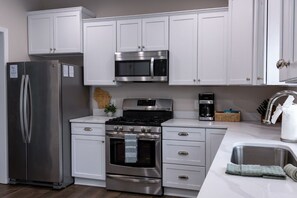 Geladeira, micro-ondas, fogão, cooktop