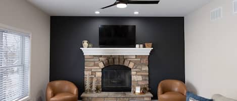 Smart TV, chimenea, futbolito y oficina
