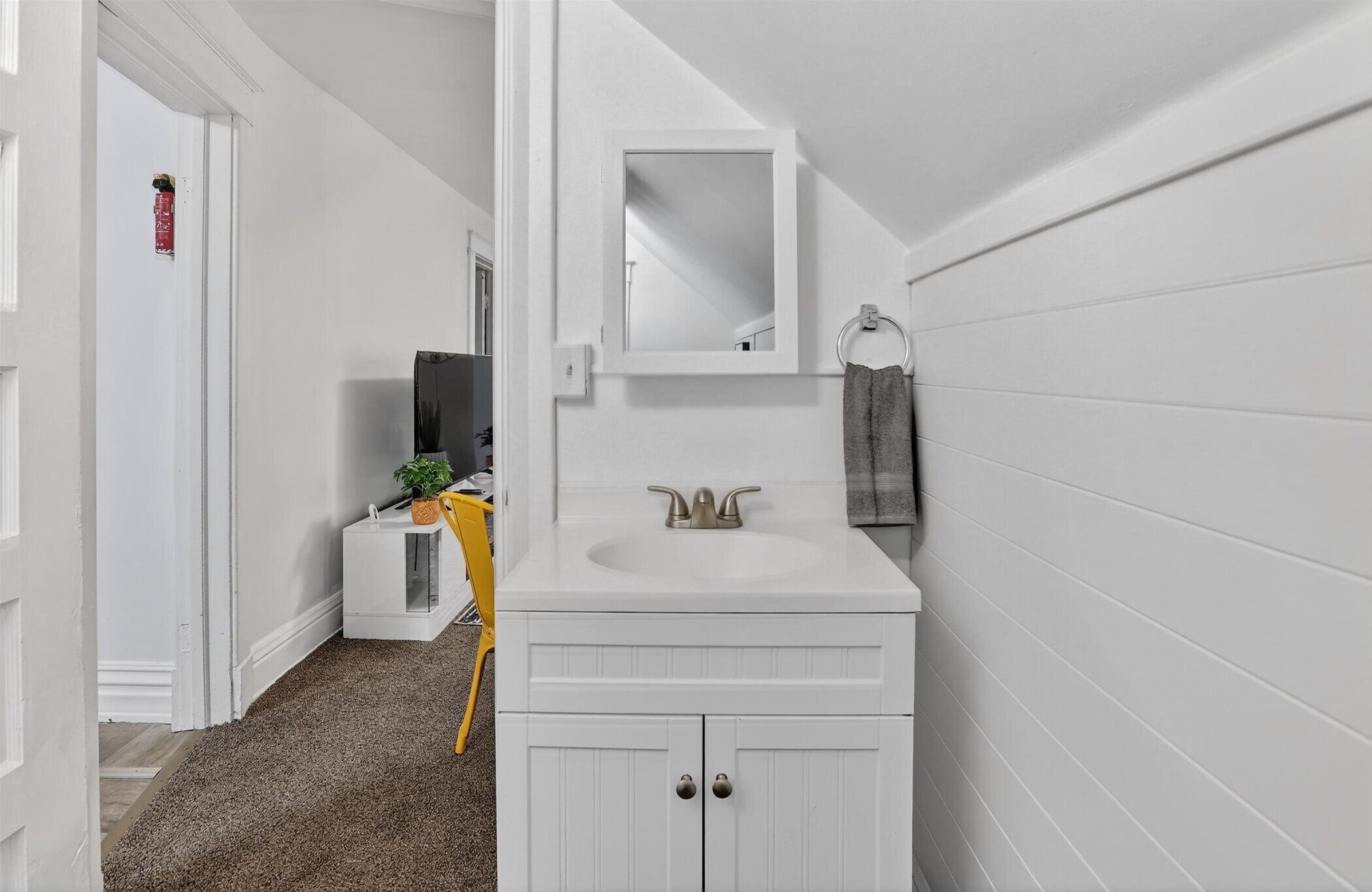 Douche, sèche-cheveux, serviettes fournies