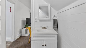 Chuveiro, secador de cabelo, toalhas de banho