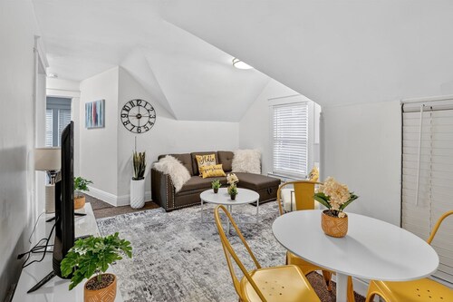 Newly Renovated 2 Bedrooms Sleeps 5