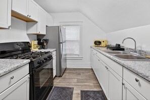 Fridge, microwave, oven, stovetop - Newly Renovated 2 Bedrooms Sleeps 5 (Bay City)