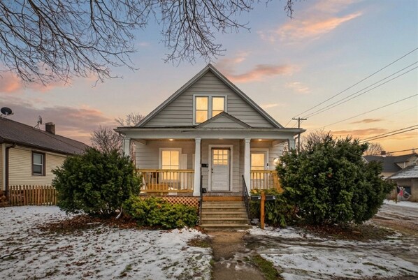 Exterior - Newly Renovated 2 Bedrooms Sleeps 5 (Bay City)