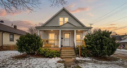 Newly Renovated 2 Bedrooms Sleeps 5