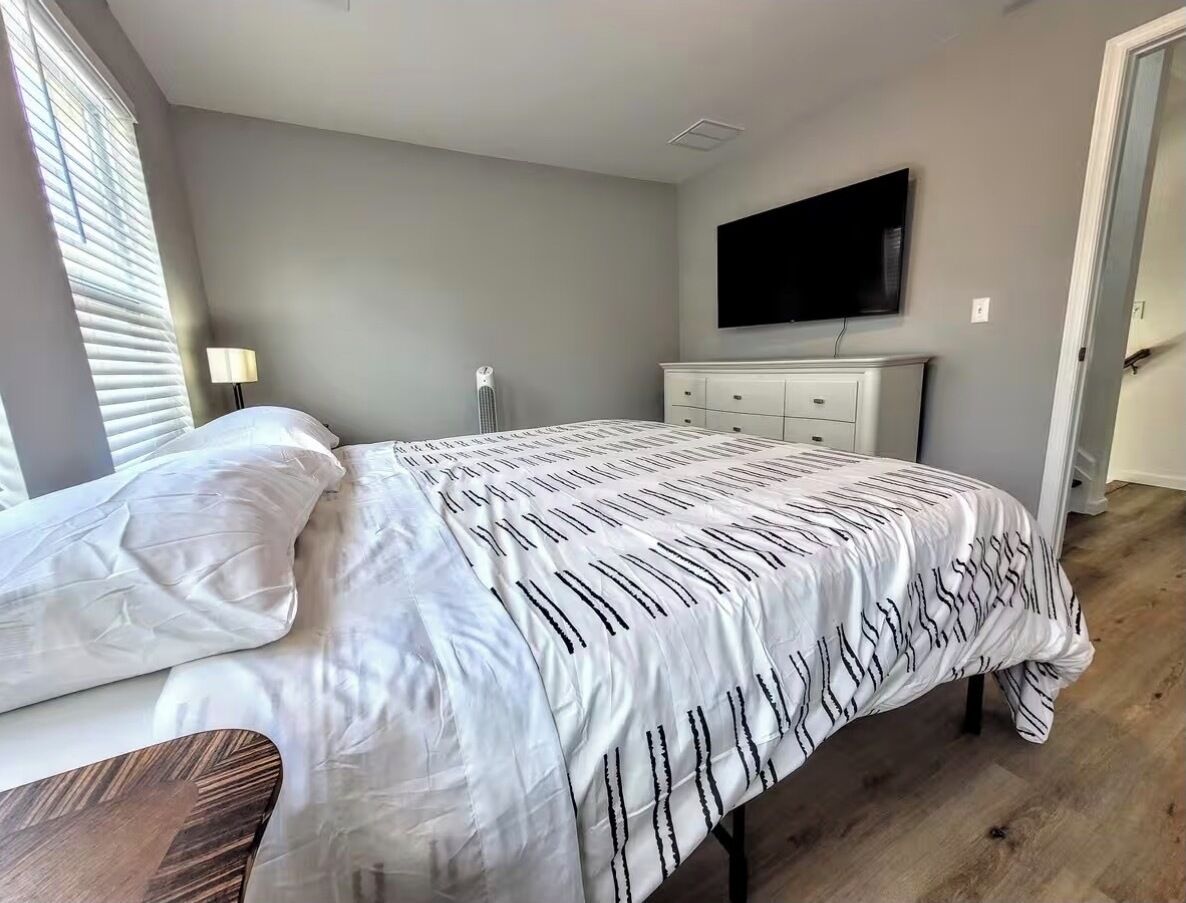 4 habitaciones, tabla de planchar con plancha, wifi y ropa de cama 