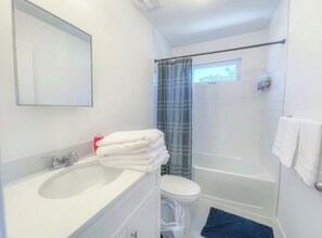 Douche, sèche-cheveux, serviettes fournies, savon