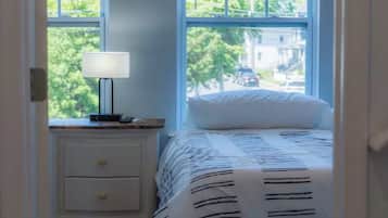 4 bedrooms, iron/ironing board, WiFi, bed sheets