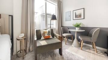 Studio (0 Bedroom) | Woonruimte | Een 50-inch televisie met digitale zenders