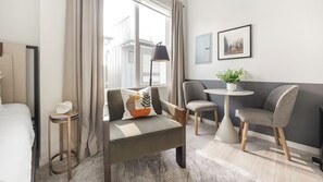 Studio (0 Bedroom) | Woonruimte | Een 50-inch televisie met digitale zenders