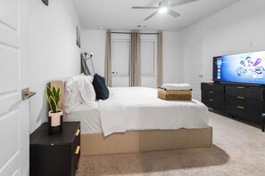 3 bedrooms, iron/ironing board, Internet, bed sheets - Modern contemporary 3bedroom, 2.5baths offering a blend of comfort, convenience. (Irving)