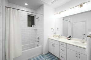 Jetted bath, hair dryer, bidet, towels - Modern contemporary 3bedroom, 2.5baths offering a blend of comfort, convenience. (Irving)