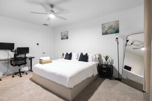 3 bedrooms, iron/ironing board, Internet, bed sheets - Modern contemporary 3bedroom, 2.5baths offering a blend of comfort, convenience. (Irving)