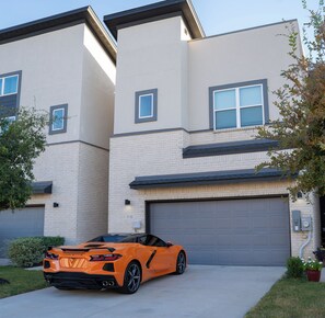 Exterior - Modern contemporary 3bedroom, 2.5baths offering a blend of comfort, convenience. (Irving)