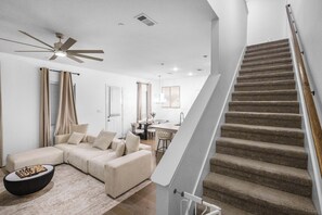 Living area - Modern contemporary 3bedroom, 2.5baths offering a blend of comfort, convenience. (Irving)