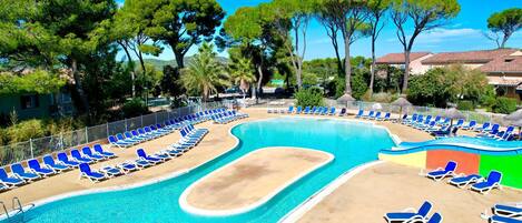 Una piscina cubierta, una piscina climatizada
