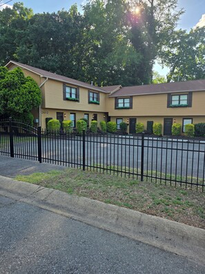 Exterior - 2BR Designed for Comfort & Work (Charlotte)