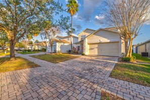 Exterior - Relaxed 5BR home w/ pool & BBQ grill (Kissimmee)