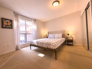 2 makuuhuonetta, työpöytä, silitysrauta/-lauta, vauvan matkasänky