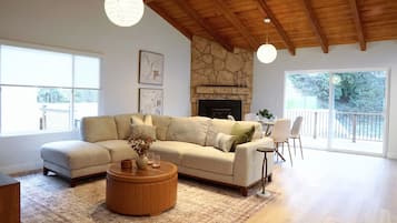 Smart TV, fireplace, books, stereo