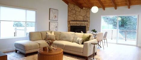 Smart TV, chimenea, libros y estéreo