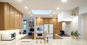 冰箱、微波炉、烤箱、炉灶