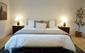 4 slaapkamers, een bureau, een strijkplank/strijkijzer, gratis wifi