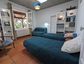 2 bedrooms, desk, iron/ironing board, travel cot - 2-star house - Jardin Clos - Beach, forest and shops on foot (Saint-Hilaire-de-Riez)