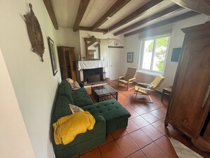 TV, fireplace, books - 2-star house - Jardin Clos - Beach, forest and shops on foot (Saint-Hilaire-de-Riez)