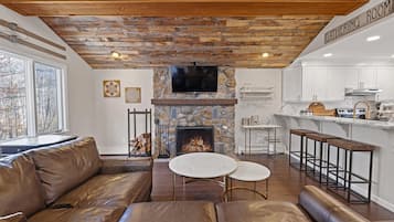 Télévision, cheminée