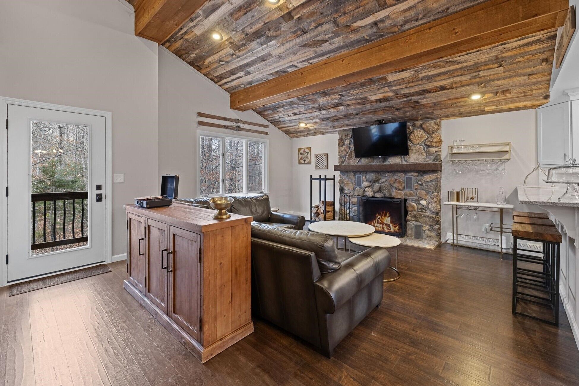 TV, fireplace