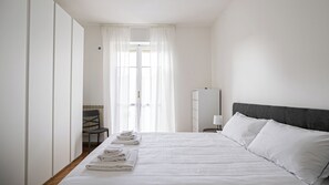 Tabla de planchar con plancha, wifi gratis y ropa de cama 