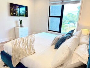 4 bedrooms, desk, iron/ironing board, free WiFi - Chic & Stylish Home Steps from Tampa Riverwalk (Tampa)
