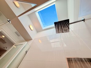 Shower, hair dryer, towels, soap - Chic & Stylish Home Steps from Tampa Riverwalk (Tampa)
