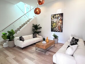 Smart TV - Chic & Stylish Home Steps from Tampa Riverwalk (Tampa)