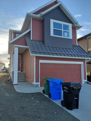 Exterior - Unwind in this serene environment with close proximity to the airport. (Calgary)
