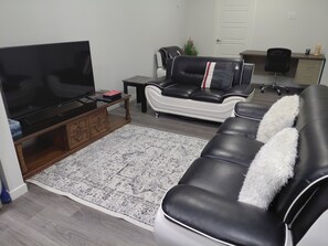 Interior - Unwind in this serene environment with close proximity to the airport. (Calgary)