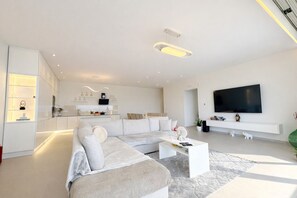 Smart TV - Brand New Sea Front Villa - 2min walk from Kassiopi town & beach (Kassiopi)